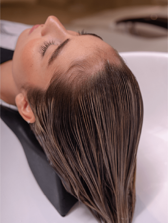 La importancia de exfoliar nuestro cuero cabelludo