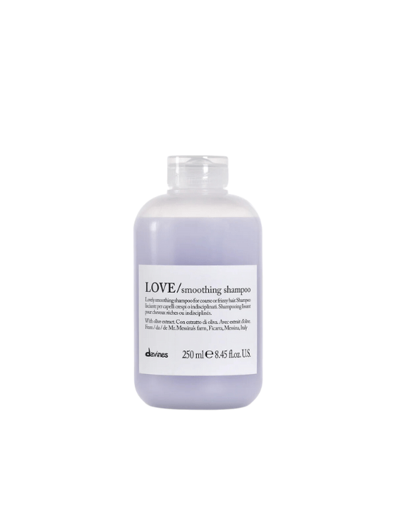 Davines Love Smoothing Shampoo es uno de los best sellers para controlar el frizz, aportar hidratación, limpiar suavemente y aportar mucho brillo al pelo.