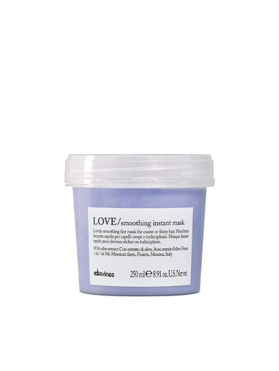 Davines Love Smoothing Mascarilla tiene una acción anti-frizz si tu pelo tiende a ser rebelde u alborotado. Aporta suavidad y ayuda a desenredar.