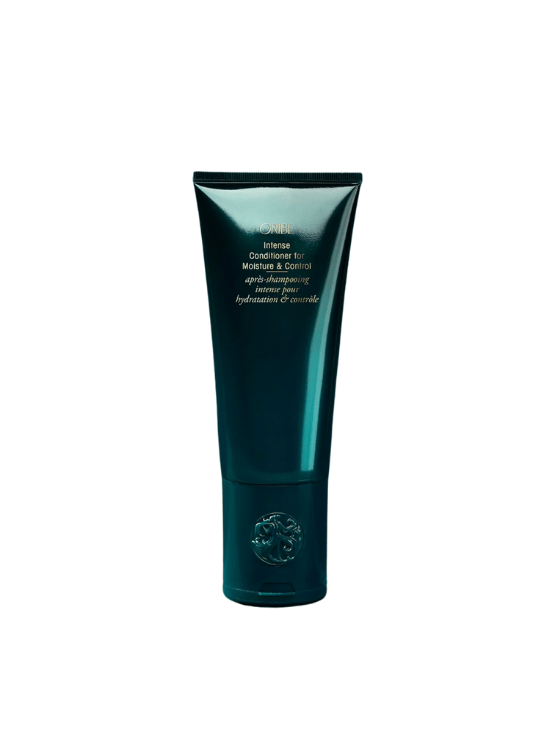 Oribe Acondicionador Moisture & Control trata al instante el cabello encrespado y grueso, reparando el daño y desenredándolo fácilmente.