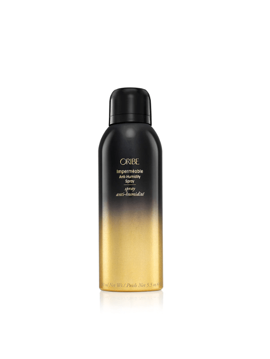 Oribe Spray Anti-Humedad es un fijador ligero que protege el cabello del frizz y la humedad, manteniendo tu peinado impecable.