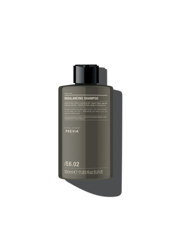 Previa Extralife Rebalancing Shampoo es un shampoo purificante diseñado para regular la producción de sebo en el cuero cabelludo.