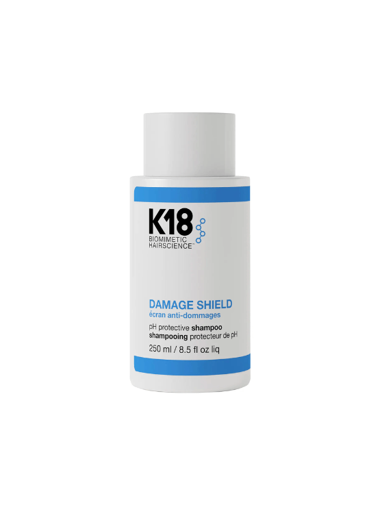 K18 Damage Shield pH Protective Shampoo es un champú con pH optimizado y seguro para el color que limpia suavemente mientras protege la fibra capilar.