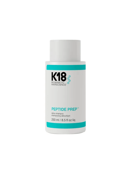 K18 Peptide Prep Detox Shampoo es un shampoo clarificante suave y seguro para el color que elimina hasta el 99 % de la acumulación de productos.