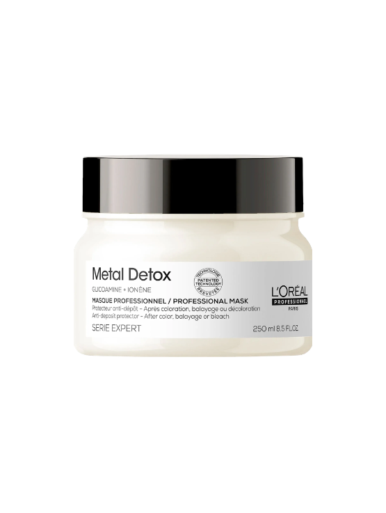 Loreal professional metal detox shampoo está diseñado para eliminar la acumulación de metales (como el cobre) dentro de la fibra capilar.